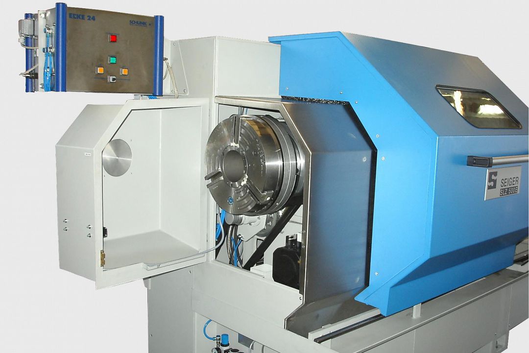 Sonderlösung: SLZ-570E mit 2 Stück pneumatischen Spannfuttern, davon 1 Stück hinten am Spindelende montiert, Sonderspindel mit großer Bohrung (140 mm)