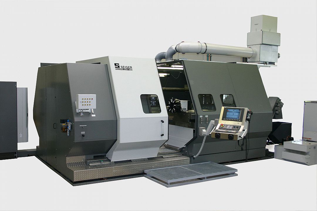Face lathe as 4-axis lathe with 1800 mm diameter and two turret systems.