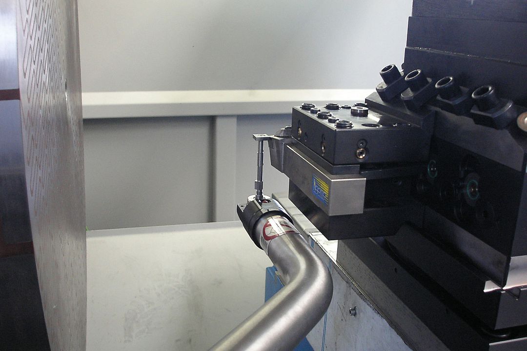 Tool measurement in a face lathe for simplified tool set-up.