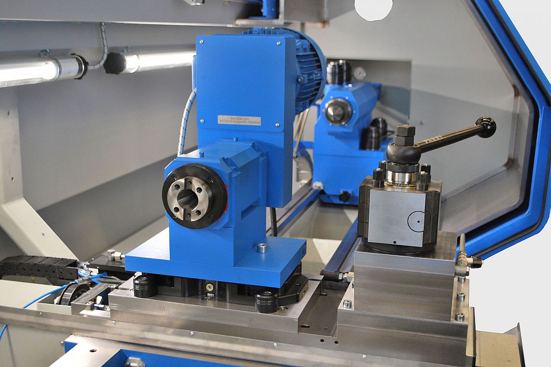 Combinable tool systems with zero-point clamping. Parat holder in front of the turning center. Machining unit detachable behind the turning center with zero-point clamping.