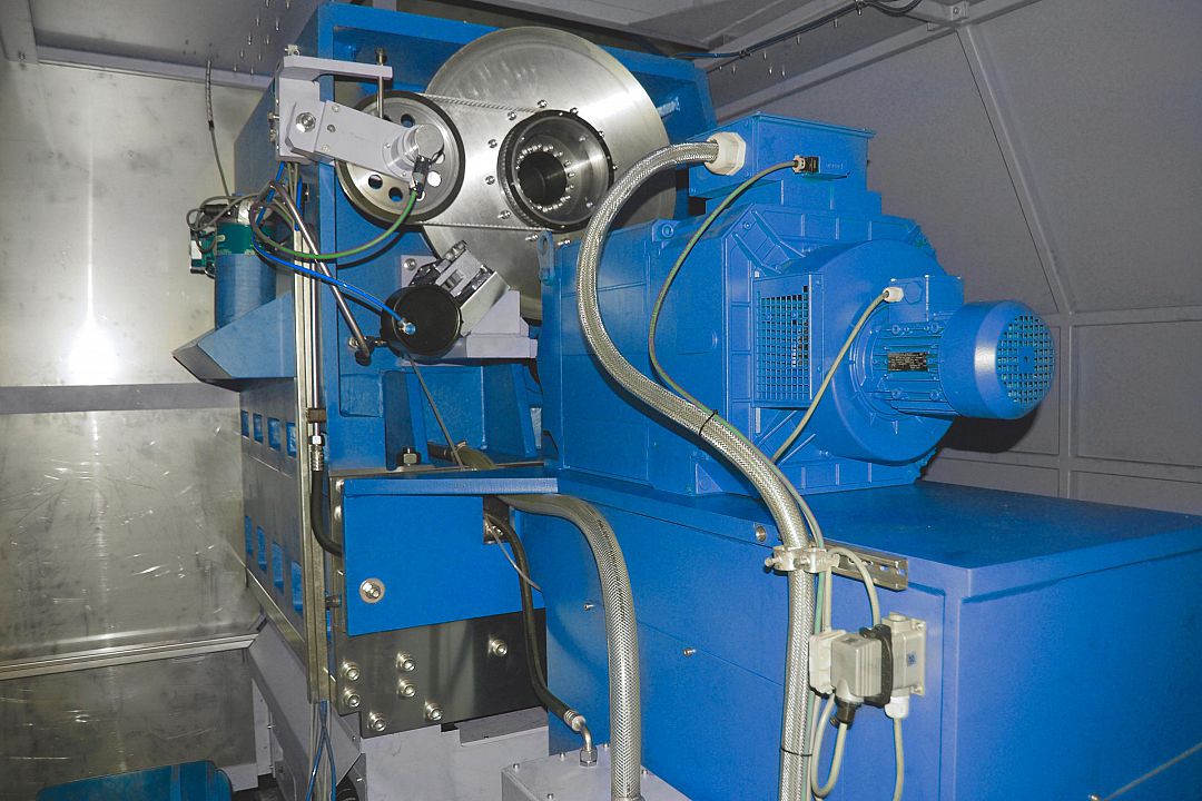 Hauptantrieb mit 70 KW und 2-stufigem Getriebe, automatisch schaltbar.