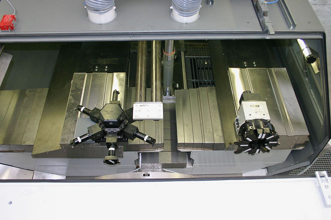 Sonderdrehmaschine mit 4 Achsen zum Drehen und einer CNC-Achse als Teilefänger, Ø = 1800mm 