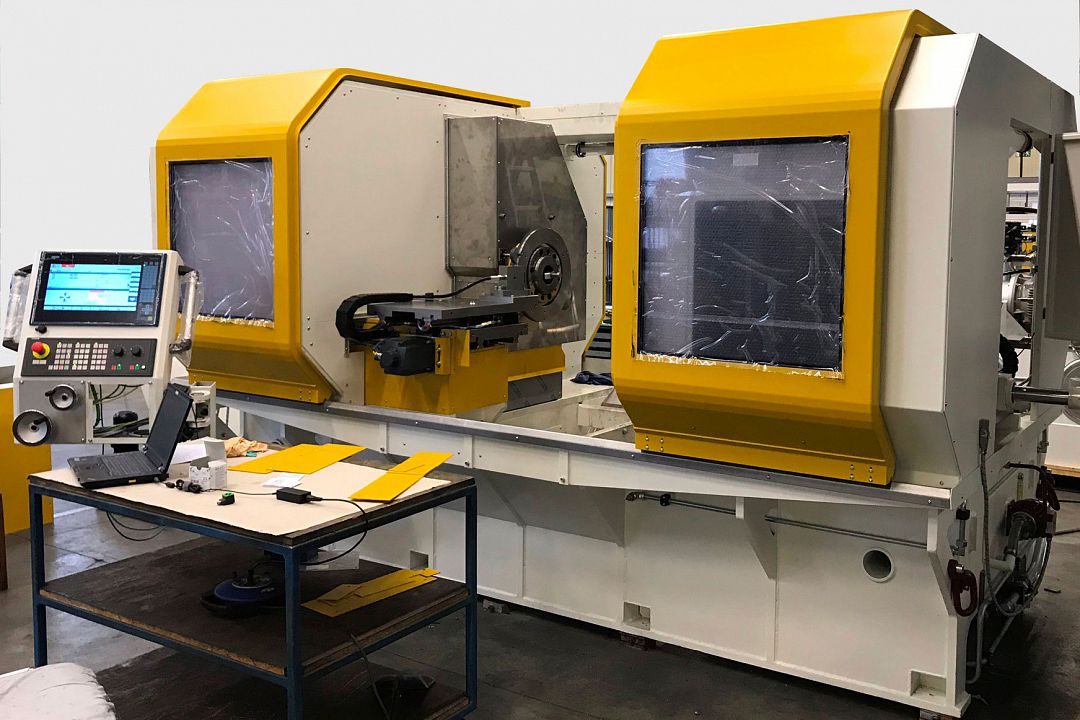Sonderdrehmaschine als 4 Achsen Drehmaschine mit verfahrbaren Spindelkästen zum bearbeiten von  Blechringen inkl. Teilzuführung von oben und Teilabfuhr.